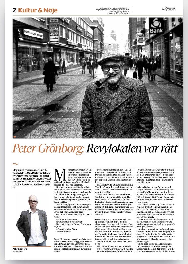 Första sidan av Peter Grönborgs essä i Borås Tidning 4 maj 2023, Revylokalen var rätt miljö för Curt Petersons projektiler, med foto av Curt Peterson med pipa på gågatan i Borås.