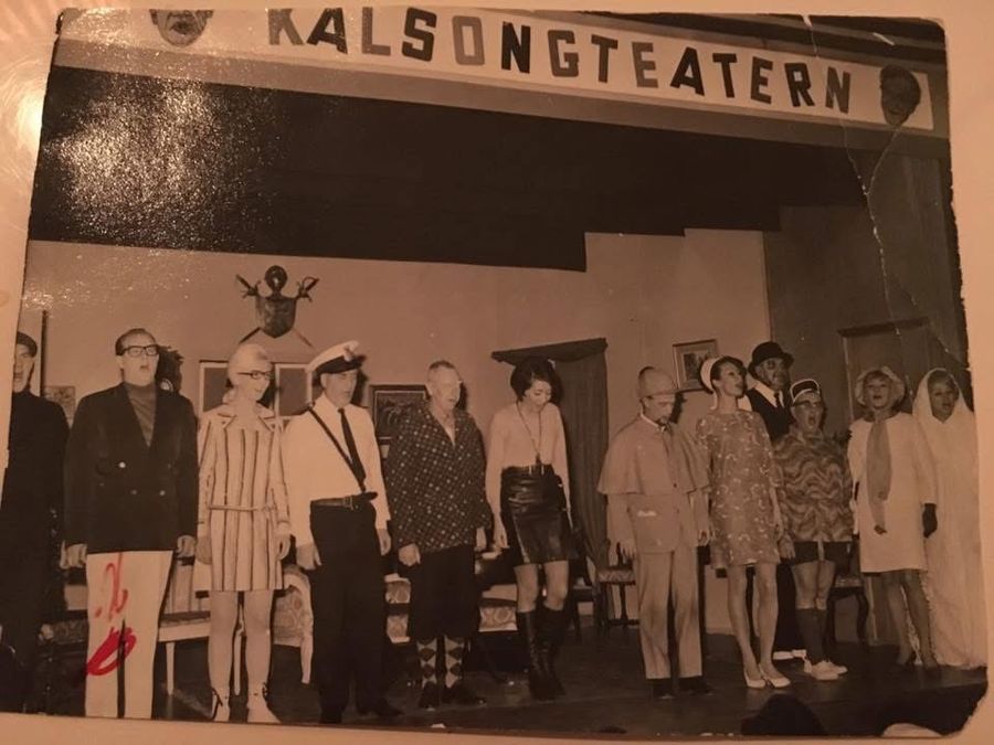 Kalsongteaterns ensemble tar emot applåder på scen under en av 1960-talets revyer i Borås, under en skylt med teaterns namn.