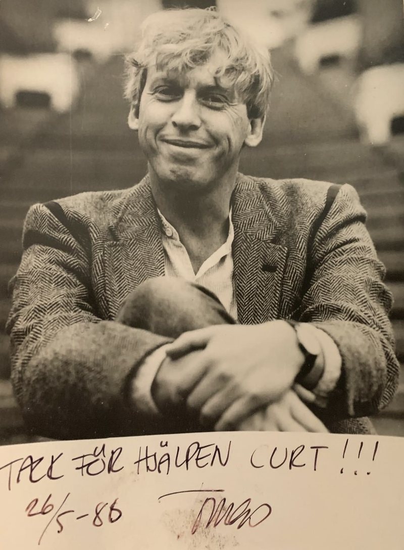 Signerat svartvitt fotografi av Tomas von Brömssen med den handskrivna hälsningen Tack för hjälpen Curt, daterad 26 maj 1986.